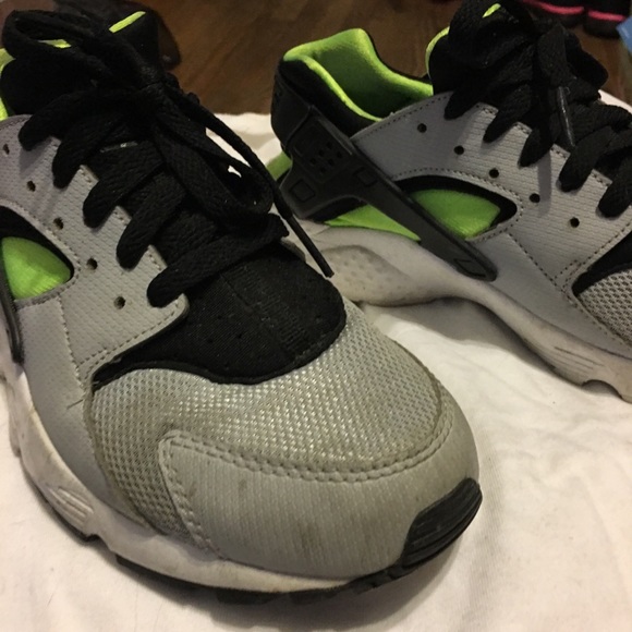 Nike Shoes - Women’s Nike Huaraches Sneakers